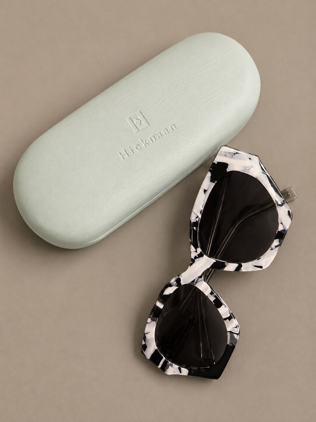 Ana Hickmann Cat Eye Sunglasses